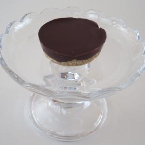 un grand palet de chocolat noir aux épices dans une coupe