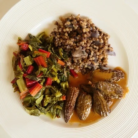 Repas végétarien avec sauce aux morilles