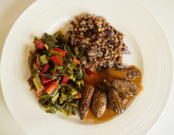 Repas végétarien avec sauce aux morilles