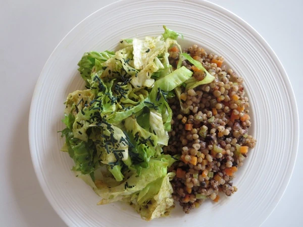Sorghosotto et salade sur assiette