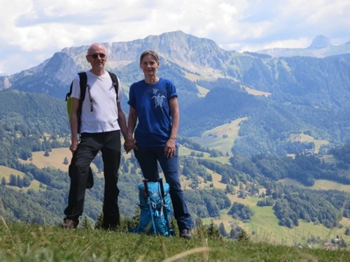 Véro en rando véronique et son mari en randonnée en montagne