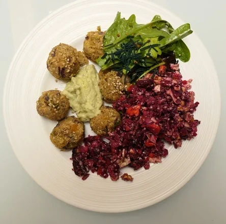 Assiette végétarienne de falafels en sauce et salade de betterave