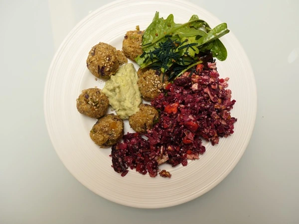 Assiette végétarienne de falafels en sauce et salade de betterave