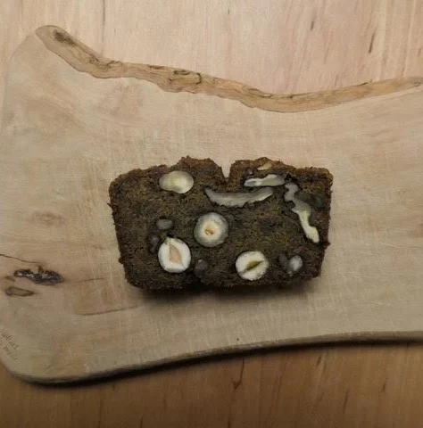 Tranche de pain gourmand aux noix sur planche en bois