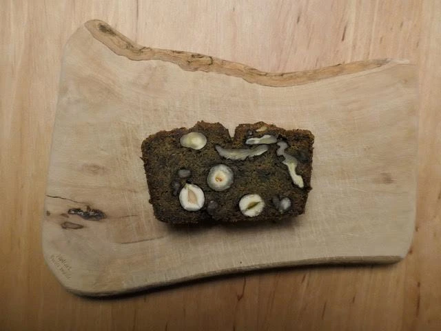 Tranche de pain gourmand aux noix sur planche en bois