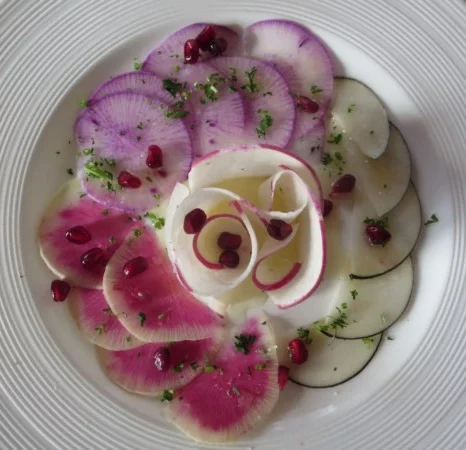 Salade de radis mixte sur assiette