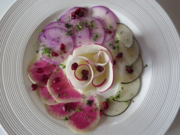 Salade de radis mixte sur assiette